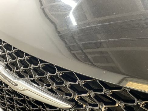 Used 2023 Chrysler Pacifica Touring-L image 31