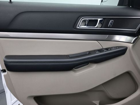 Used 2018 Ford Explorer XLT w/ Equipment Group 201A image 9