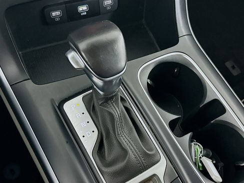 Used 2024 Kia Carnival LX image 23