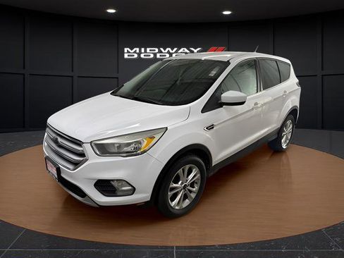 Used 2017 Ford Escape SE image 2