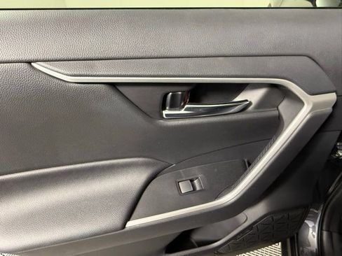 Used 2019 Toyota RAV4 XLE Premium image 32