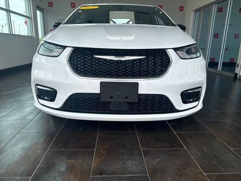 Used 2025 Chrysler Pacifica Select FWD image 2