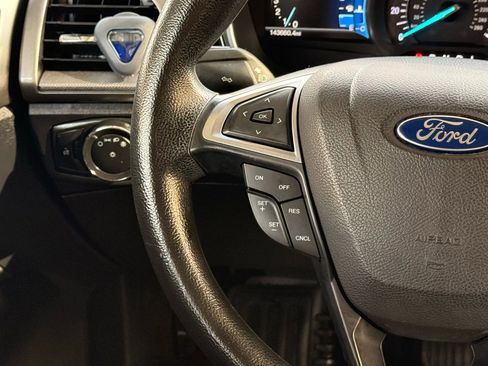 Used 2017 Ford Fusion SE w/ Fusion SE Technology Package image 31