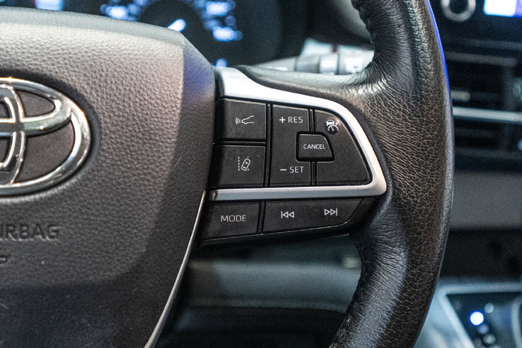 Used 2025 Toyota Sienna XLE FWD image 18