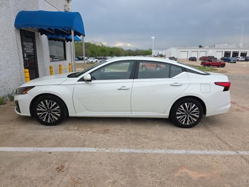 Used 2023 Nissan Altima 2.5 SV image 2