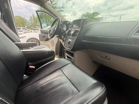 Used 2015 Chrysler Town & Country Touring w/ Driver Convenience Group image 14