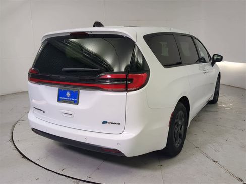 Used 2023 Chrysler Pacifica Touring-L w/ S Appearance Package image 6