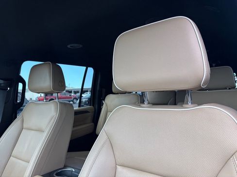 Used 2023 Chevrolet Suburban Premier image 12