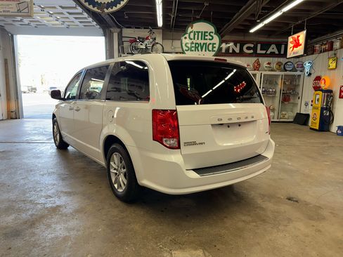 Used 2019 Dodge Grand Caravan SXT image 3
