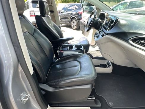 Used 2019 Chrysler Pacifica Touring-L FWD image 35