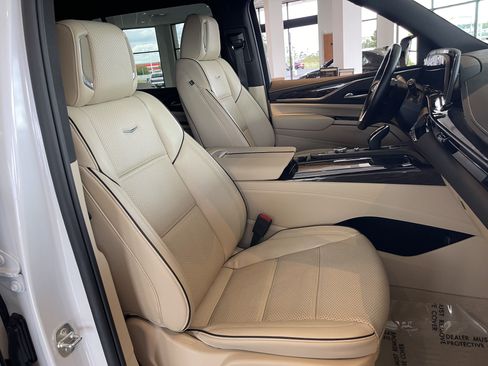 Certified 2024 Cadillac Escalade ESV Premium Luxury AWD/4WD image 19