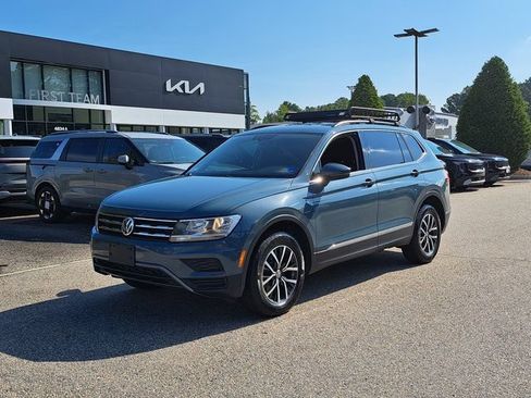 Used 2020 Volkswagen Tiguan SE FWD image 2