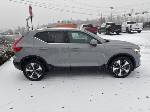 Certified 2025 Volvo XC40 B5 Plus image 4
