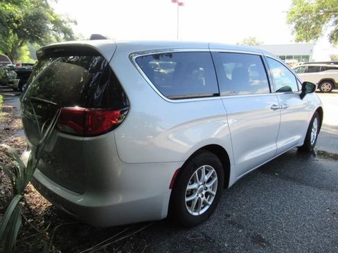 Used 2022 Chrysler Voyager LX FWD image 3