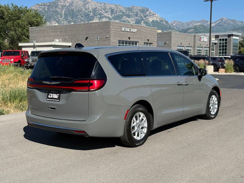 Used 2023 Chrysler Pacifica Touring-L FWD image 9