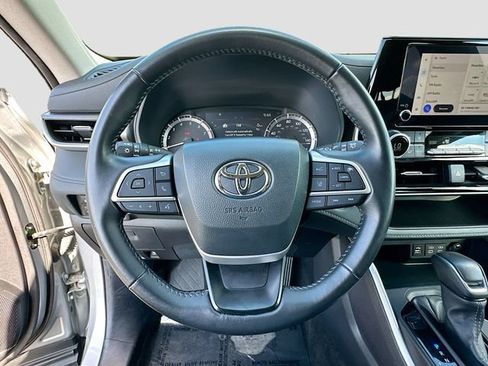 Used 2024 Toyota Highlander LE AWD/4WD image 11