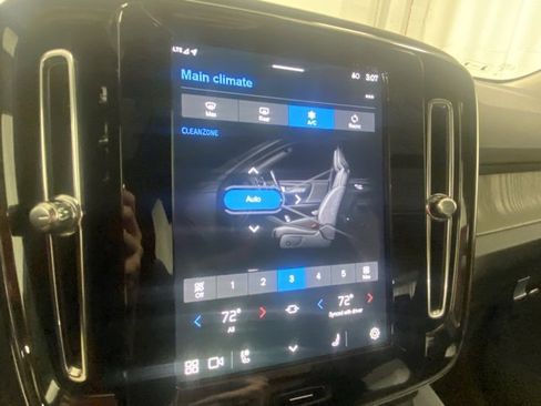 Certified 2025 Volvo XC40 B5 Core image 25