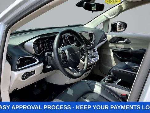 Used 2024 Chrysler Pacifica Touring-L FWD image 19