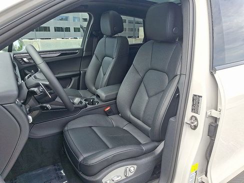Used 2025 Porsche Macan image 15