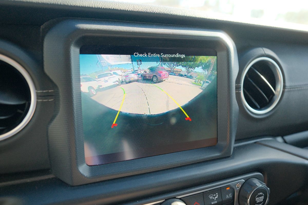Used 2022 Jeep Wrangler Unlimited Sahara w/ Cold Weather Group AWD/4WD image 19