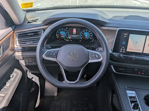 Used 2025 Volkswagen Atlas SE image 24