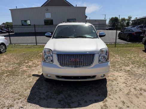 Used 2011 GMC Yukon SLT w/ Texas Edition RWD image 2