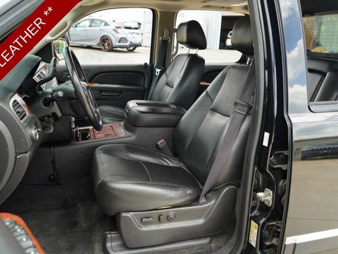 Used 2013 Chevrolet Avalanche LTZ RWD image 7