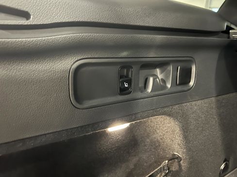 Used 2025 Mercedes-Benz GLC 350e 4MATIC image 35