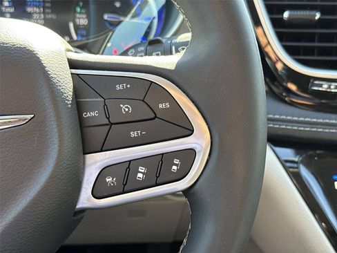 Used 2023 Chrysler Pacifica Touring-L FWD image 35