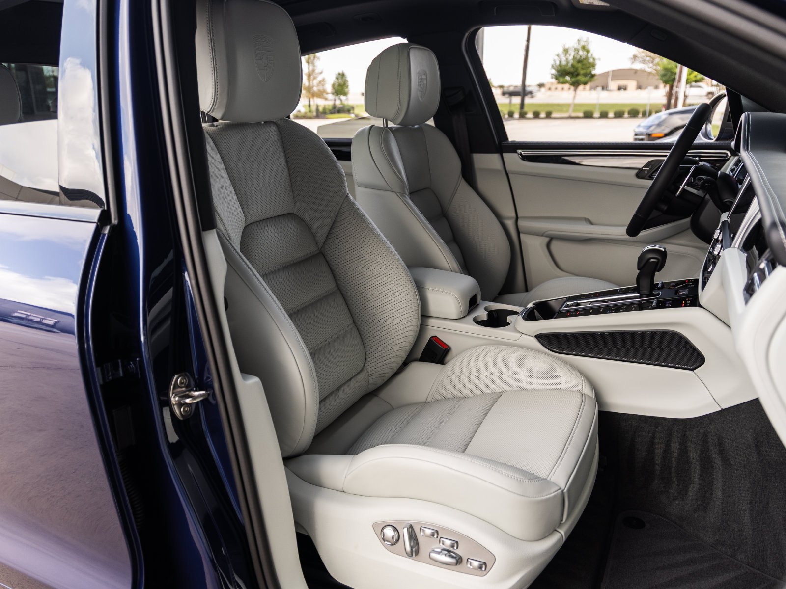 Certified 2026 Porsche Macan Turbo AWD/4WD image 44