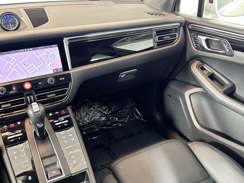 Used 2025 Porsche Macan AWD/4WD image 22