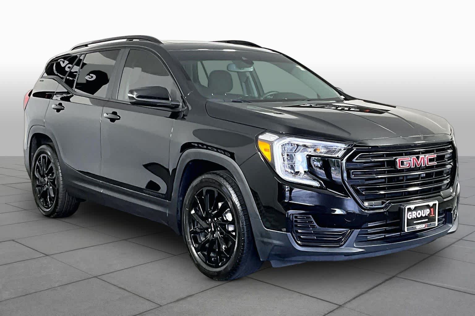 Used 2024 GMC Terrain SLE w/ Driver Convenience Package FWD image 3