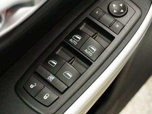 Used 2016 Jeep Cherokee Overland w/ Technology Group image 25