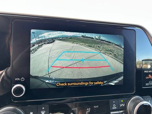 Used 2025 Toyota Highlander XLE AWD/4WD image 15