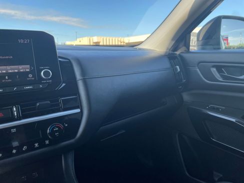 Used 2025 Nissan Pathfinder SV image 38