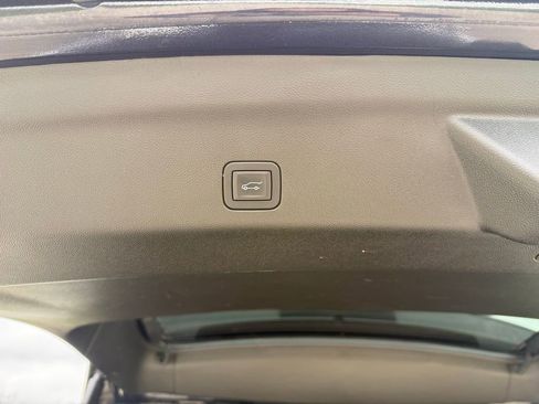 Used 2025 Chevrolet Suburban Premier RWD image 8