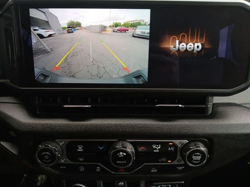 Used 2025 Jeep Gladiator Sport AWD/4WD image 9