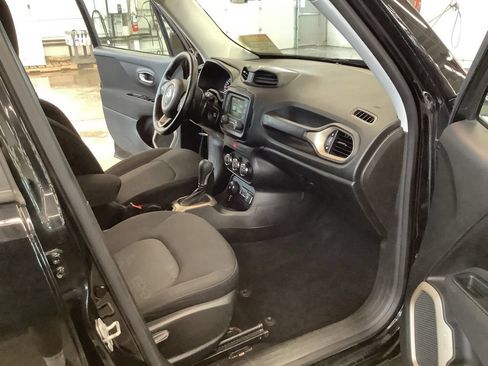 Used 2017 Jeep Renegade Latitude AWD/4WD image 17