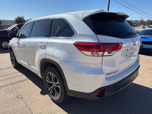 Used 2018 Toyota Highlander LE image 5