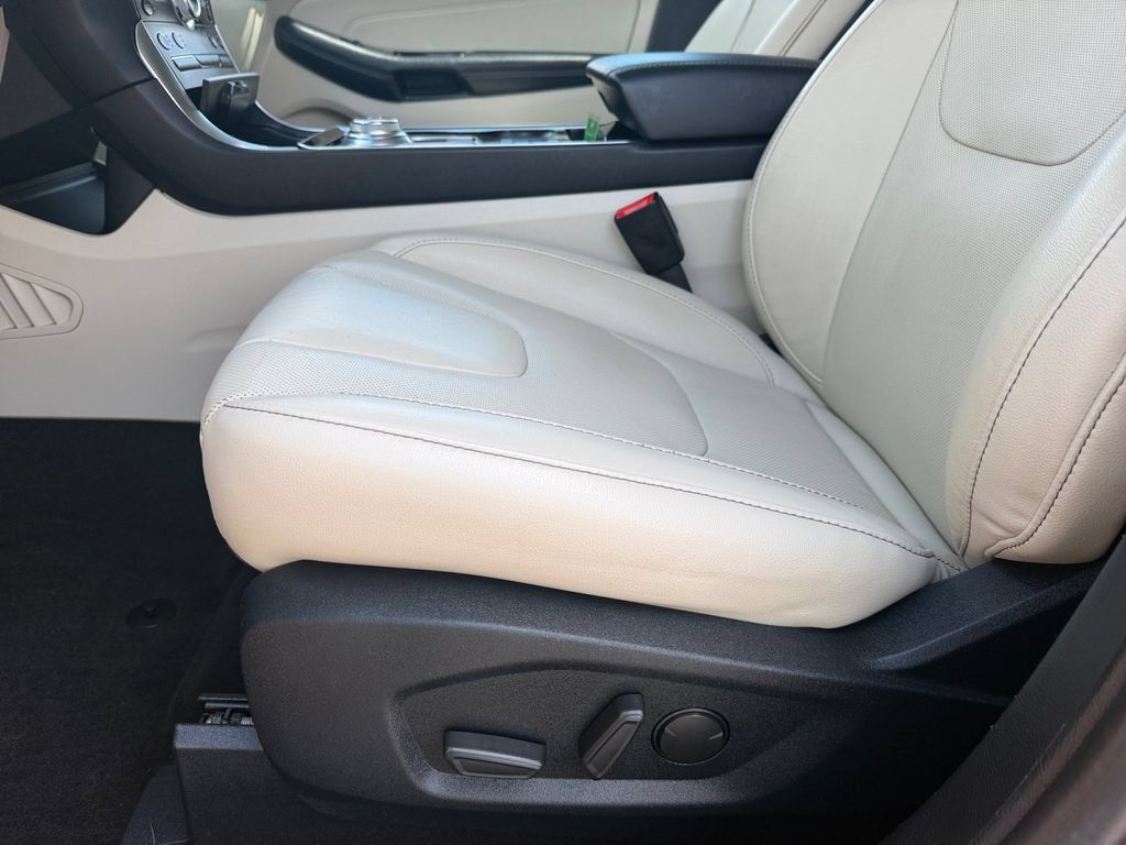 Used 2020 Ford Edge Titanium w/ Equipment Group 301A AWD/4WD image 11