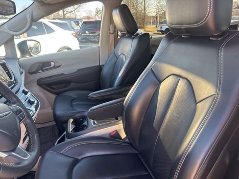 Used 2023 Chrysler Pacifica Touring-L image 15