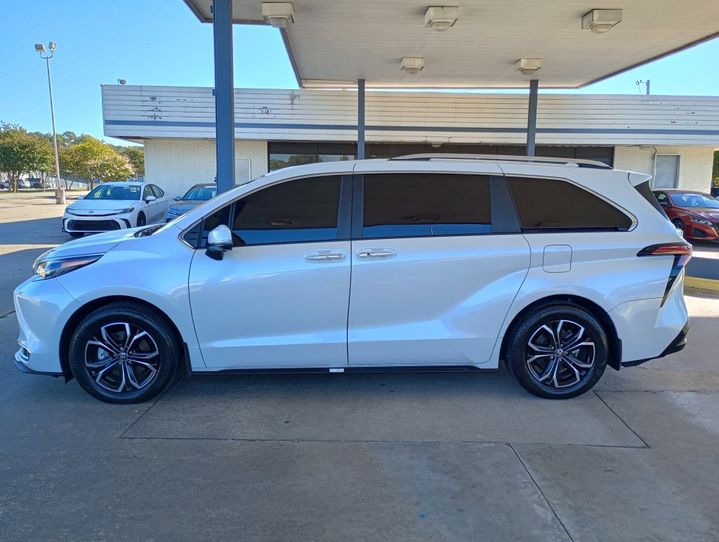 Used 2026 Toyota Sienna Platinum AWD/4WD image 3