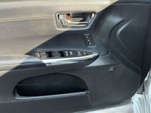 Used 2018 Toyota Avalon Limited image 13