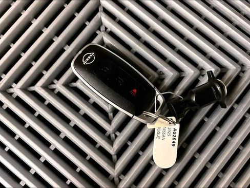 Used 2025 Nissan Rogue S image 11