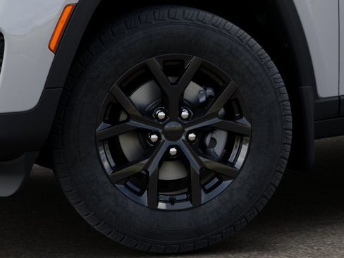 New 2025 Jeep Grand Cherokee Altitude image 8