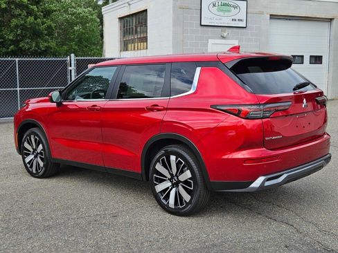 New 2025 Mitsubishi Outlander SE image 3
