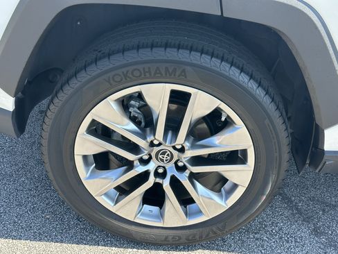 Used 2019 Toyota RAV4 Limited w/ Cold Weather Package FWD image 17