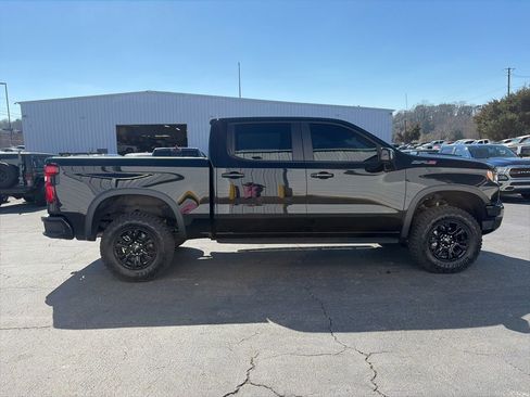 Used 2025 Chevrolet Silverado 1500 ZR2 w/ Technology Package image 8
