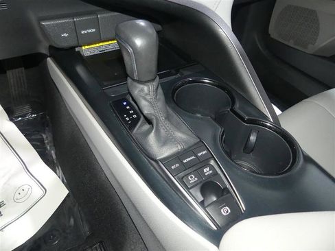 Used 2020 Toyota Camry SE w/ Sunroof Package image 37