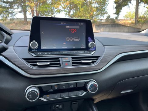 Used 2025 Nissan Altima 2.5 SV FWD image 19